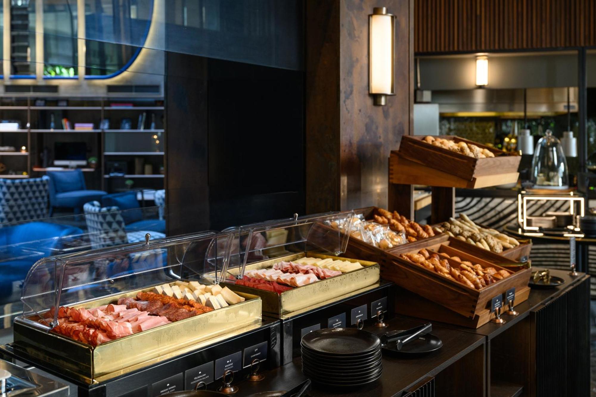 Hotel Clark Budapest - Adults Only Ngoại thất bức ảnh A buffet at a hotel